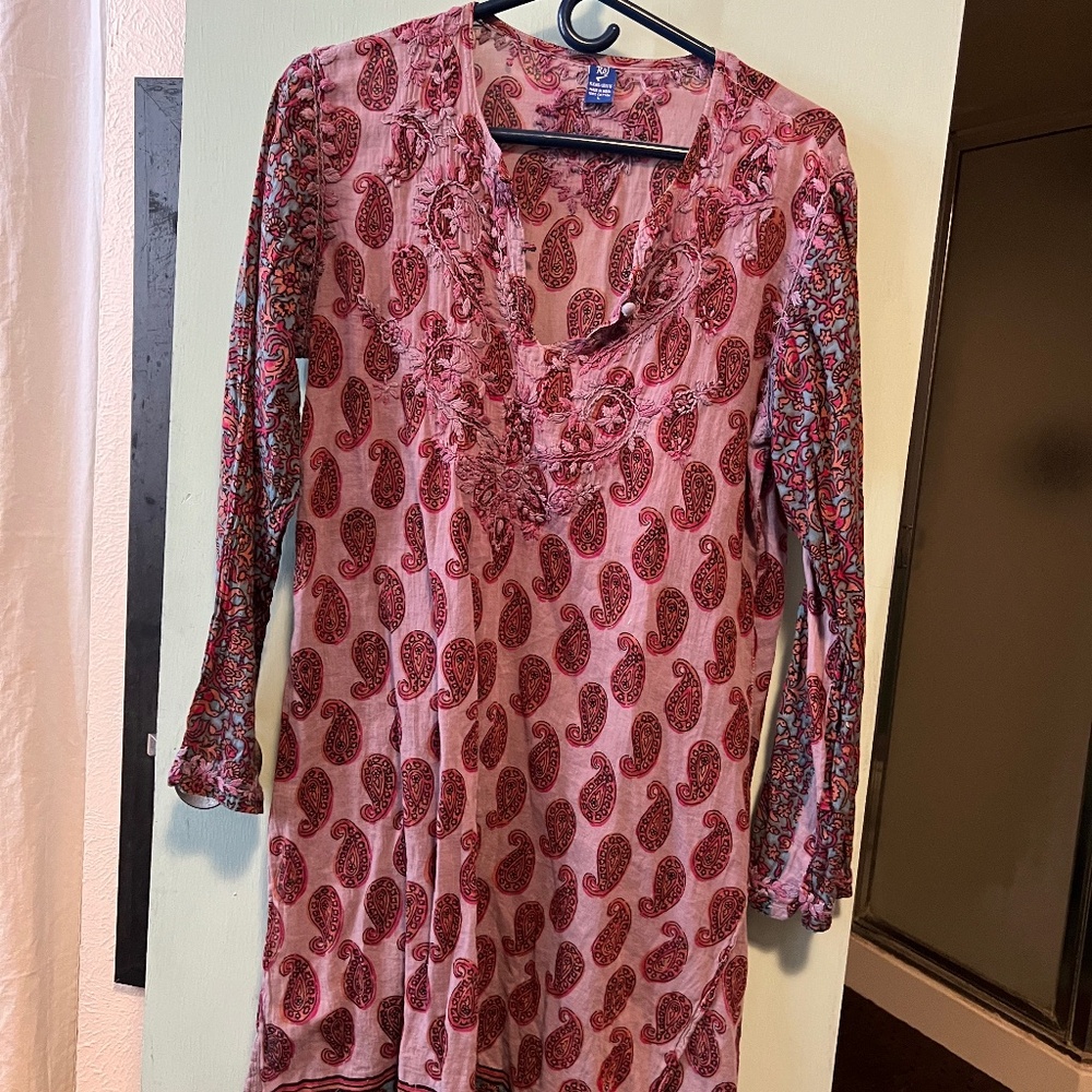 Raj paisley and embroidered tunic size L *3/8” hole back